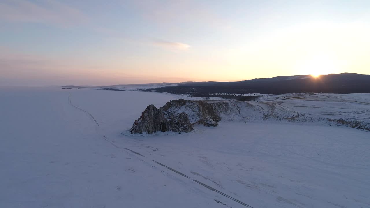 奥尔洪岛上的沙曼卡岩石在日落时的鸟瞰图。冬天的风景。受欢迎的旅游目的地。自然地标。全景视频素材