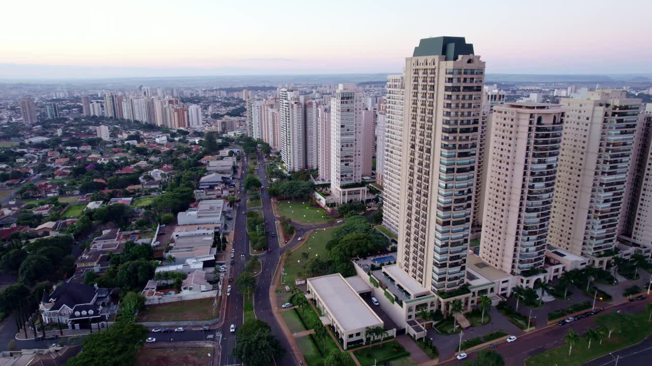 Avenida教授João Fiúsa，巴西Ribeirão Preto最著名的大道，São Paulo。视频素材