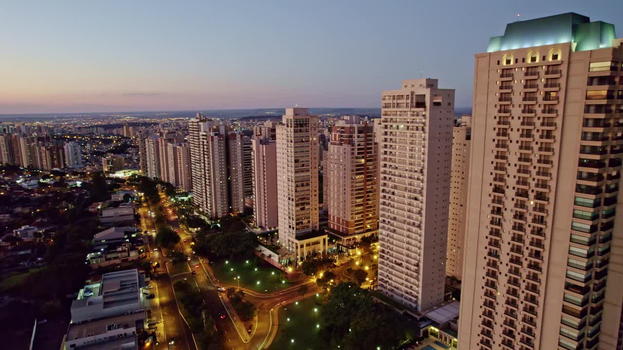 Avenida教授João Fiúsa，巴西Ribeirão Preto最著名的大道，São Paulo。视频素材