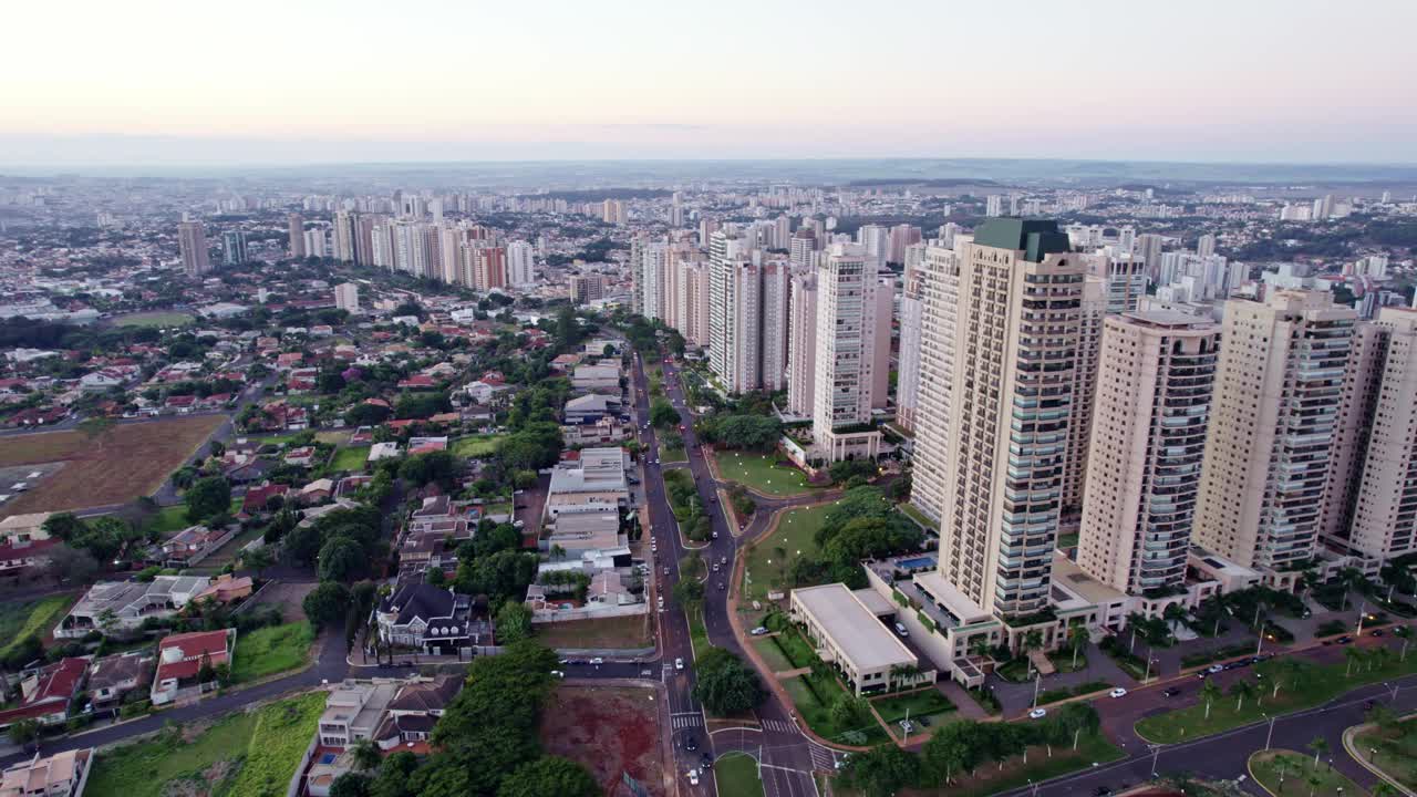 Avenida教授João Fiúsa，巴西Ribeirão Preto最著名的大道，São Paulo。视频素材