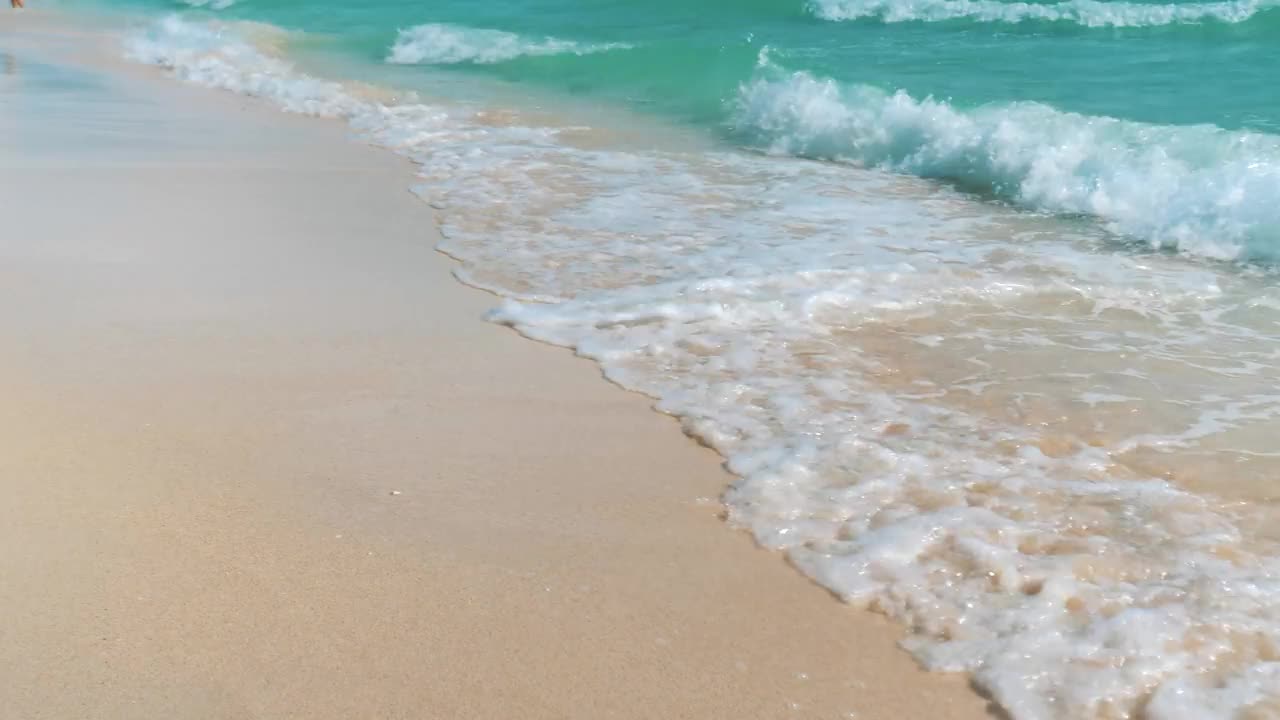 碧绿的海浪涌向热带岛屿的沙滩。海洋海景风景。惊人的夏季旅游度假海滩的背景。视频素材