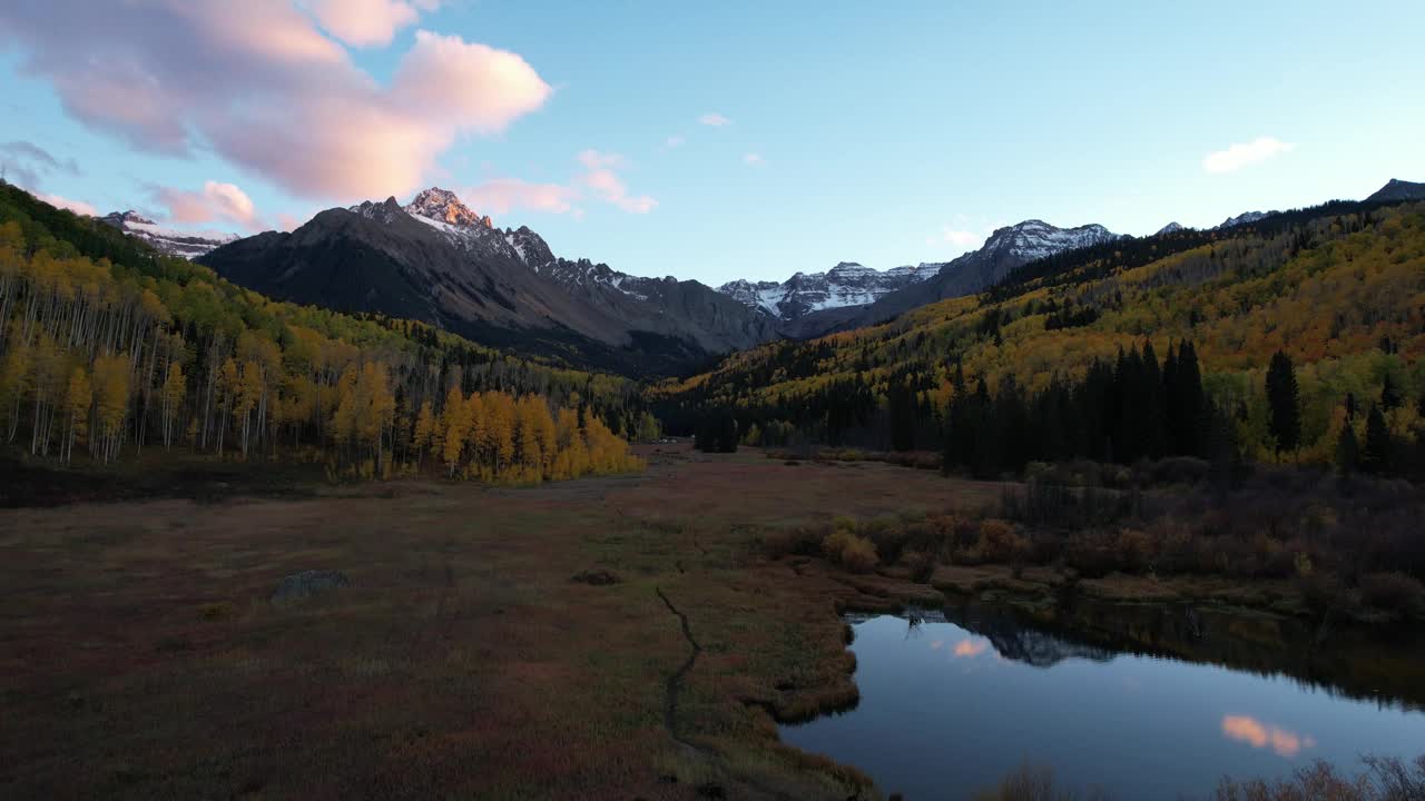 鸟瞰图的雪山和黄色秋天树叶在黄昏视频素材