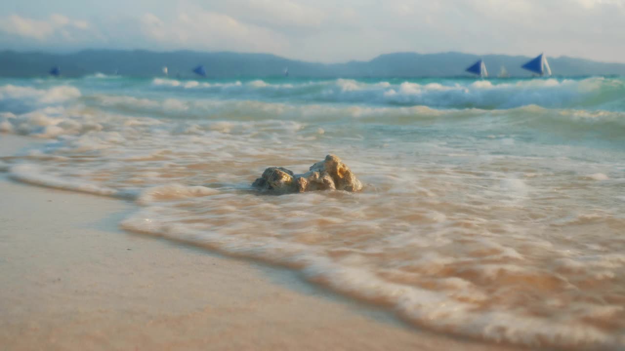 碧绿的海浪涌向热带岛屿的沙滩。海洋海景风景。惊人的夏季旅游度假海滩的背景。视频素材