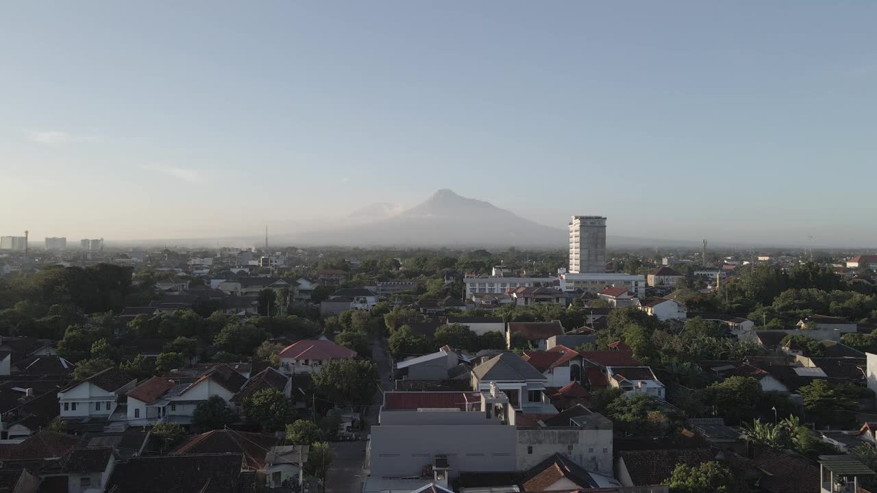 日惹市默拉皮山景观鸟瞰图。视频素材