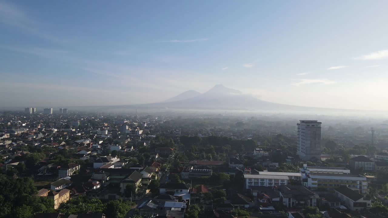 日惹市默拉皮山景观鸟瞰图。视频素材