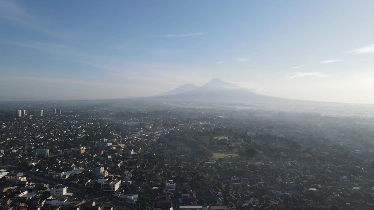 日惹市默拉皮山景观鸟瞰图。视频素材