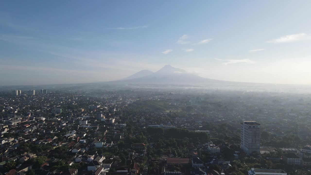 日惹市默拉皮山景观鸟瞰图。视频素材