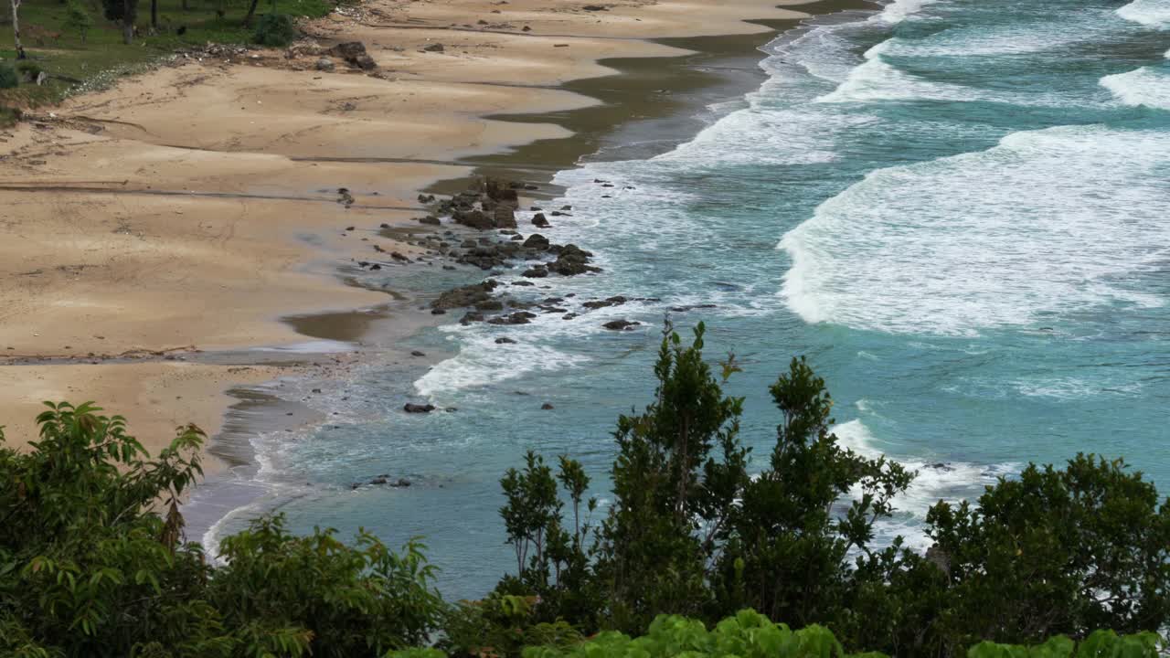 泰国大兰塔国家公园竹林海滩的海浪视频素材