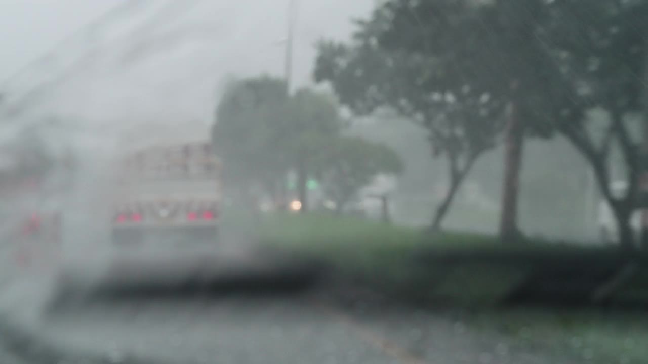 选择性聚焦在天气恶劣的城市雨中驾驶汽车视频素材