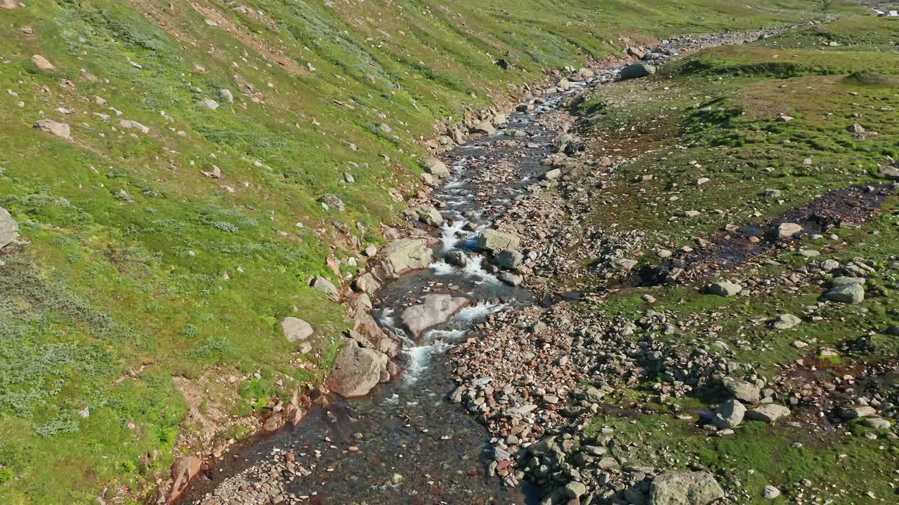 鸟瞰赫曼附近的高山，小溪流淌，蓝天和绿色的山谷视频素材