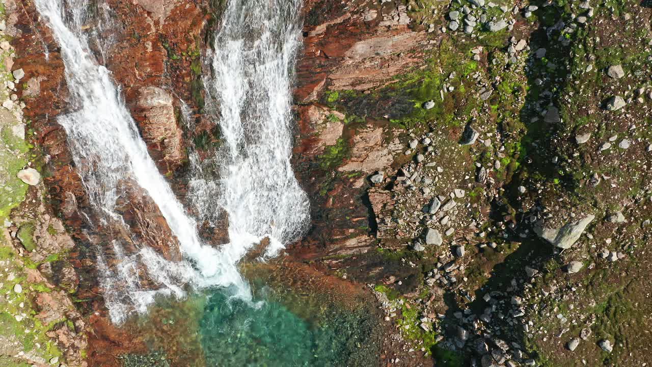 鸟瞰赫曼附近的高山，小溪流淌，蓝天和绿色的山谷视频素材