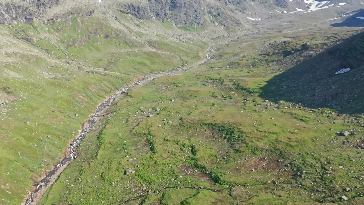 鸟瞰赫曼附近的高山，小溪流淌，蓝天和绿色的山谷视频素材