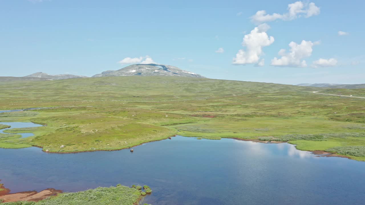 在一个晴朗的夏日，沿着vildmarksvägen瑞典北部的斯特肯约克鸟瞰图视频素材