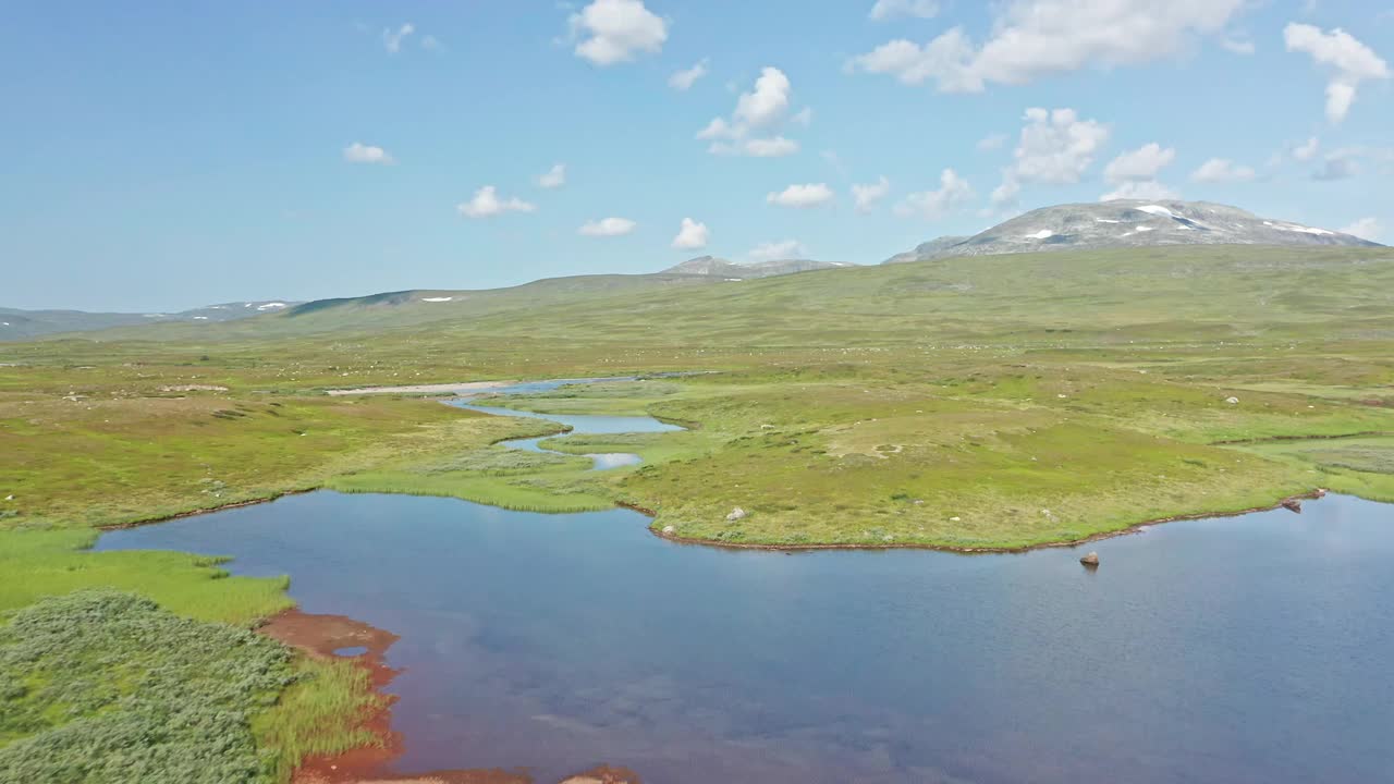 在一个晴朗的夏日，沿着vildmarksvägen瑞典北部的斯特肯约克鸟瞰图视频素材