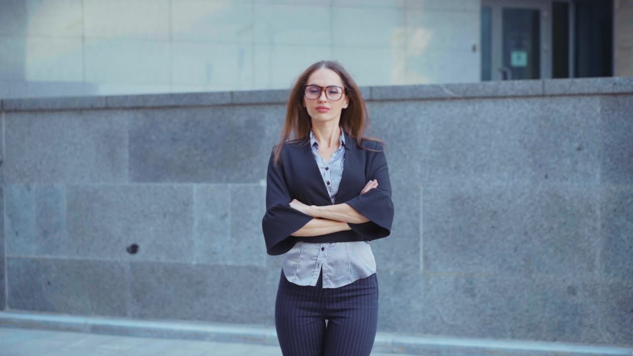 商务女性肖像中戴着眼镜的白人女性商务人士站在户外穿着夹克脱下眼镜微笑视频素材