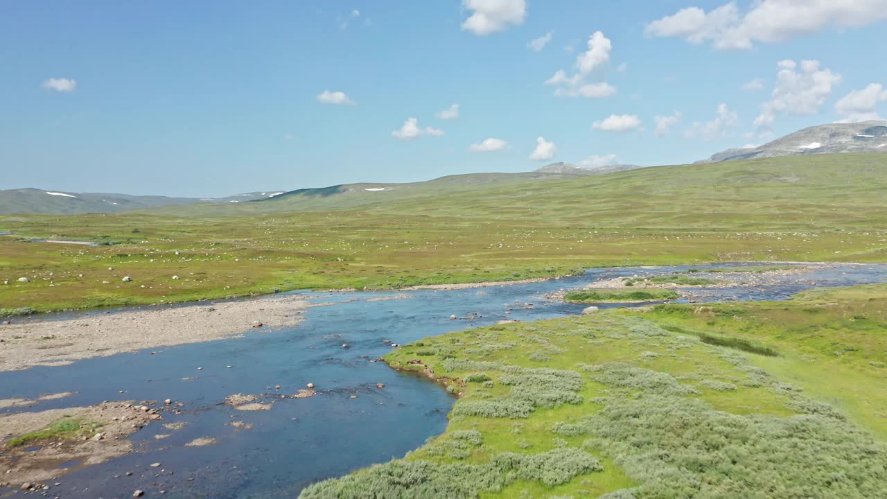 在一个晴朗的夏日，沿着vildmarksvägen瑞典北部的斯特肯约克鸟瞰图视频素材