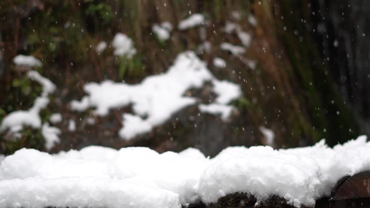 印度喜马偕尔邦马纳里冬季降雪的慢动作镜头视频素材