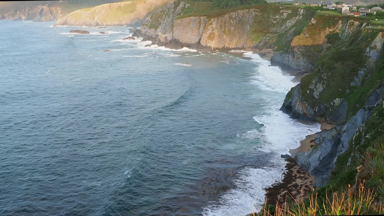 在加利西亚有巨大悬崖的沿海景观的高架视图。视频素材