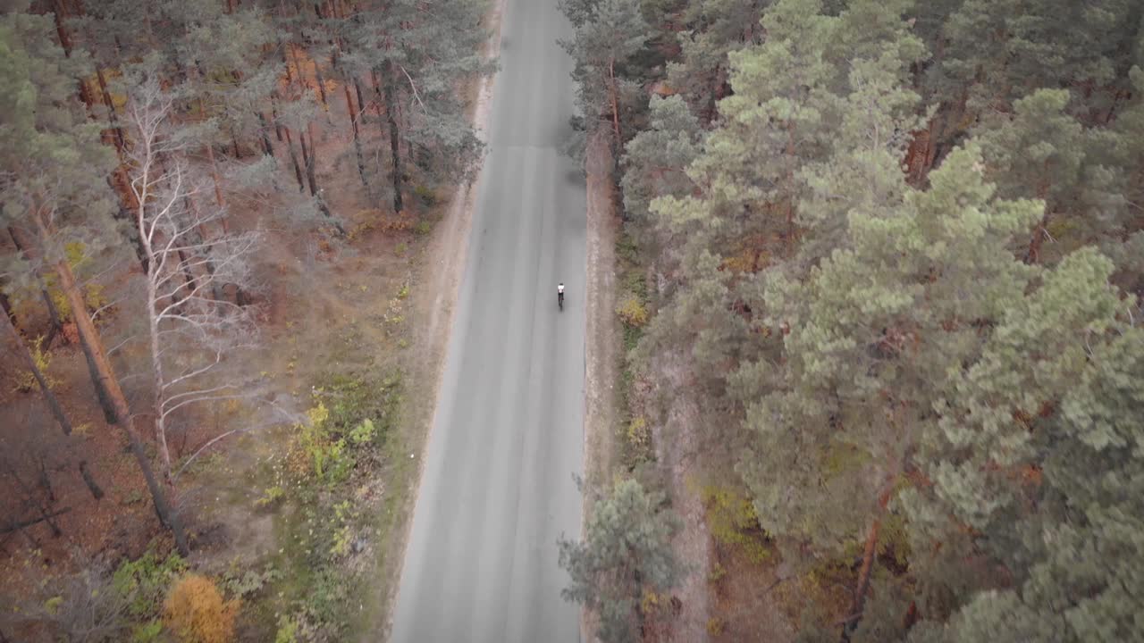 自行车骑在公路自行车上。专业铁人三项运动员参加自行车个人计时赛，蹬硬踏板。健身锻炼。户外活动视频素材