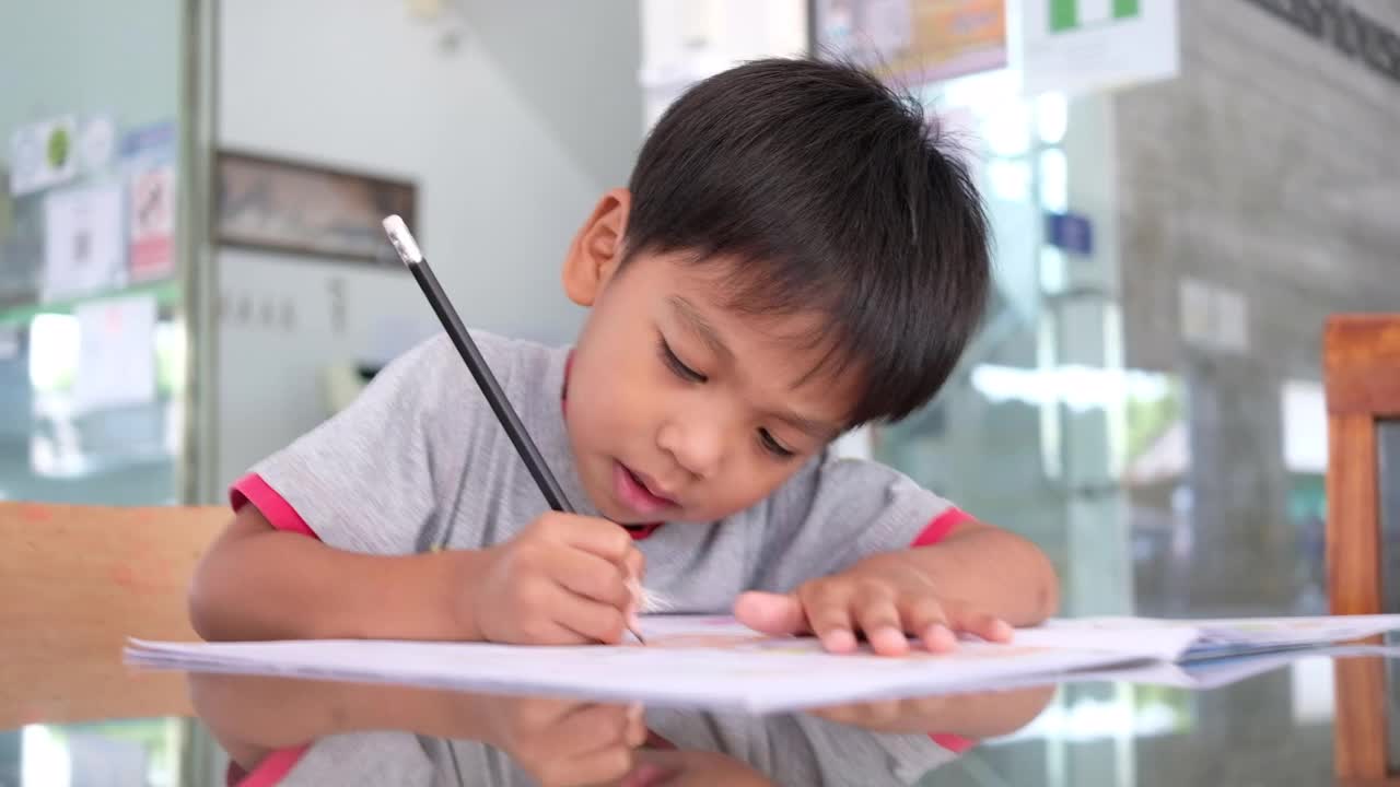 亚洲小男孩在家做作业视频下载