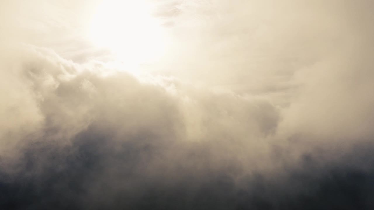 时间流逝风暴天空与云的背景。暴风雨的乌云与乌云的时间流逝。在移动的云景中飞行。纹理的云。全景。云在运动视频素材