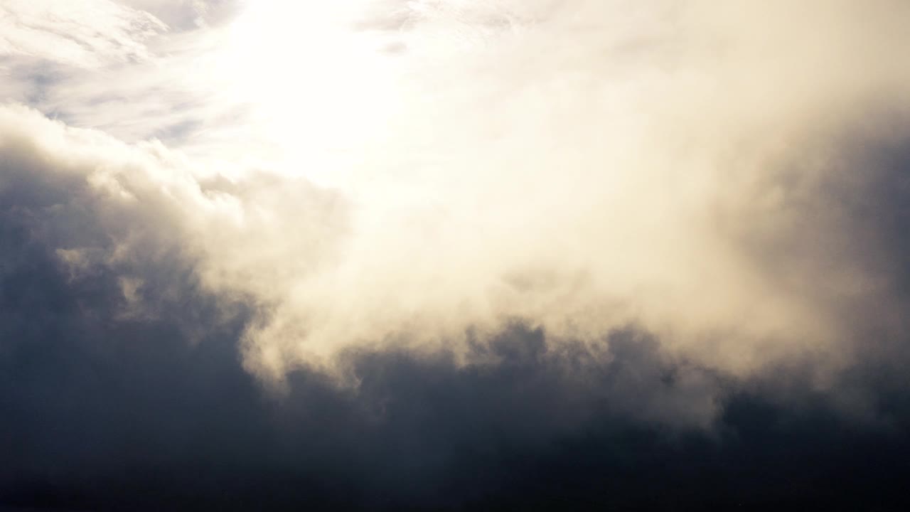 时间流逝风暴天空与云的背景。暴风雨的乌云与乌云的时间流逝。在移动的云景中飞行。纹理的云。全景。云在运动视频素材