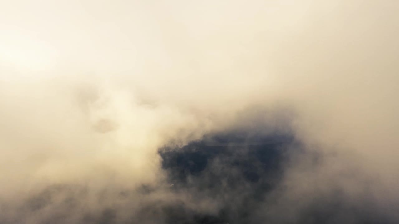 时间流逝风暴天空与云的背景。暴风雨的乌云与乌云的时间流逝。在移动的云景中飞行。纹理的云。全景。云在运动视频素材