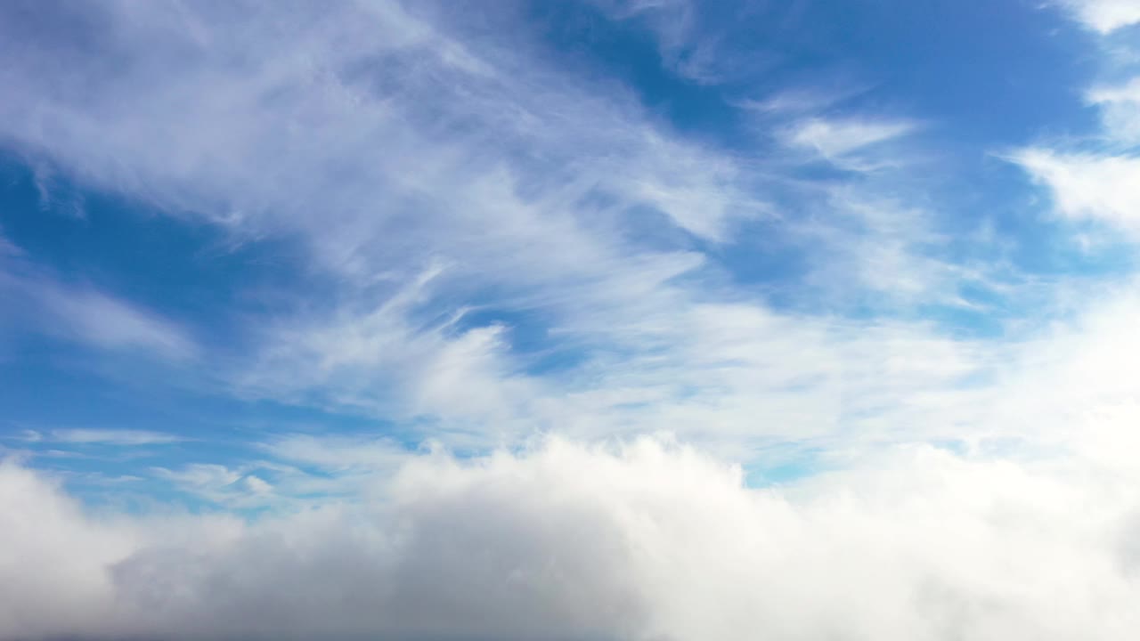 时间流逝，美丽的天空与云彩在日出。时间流逝的日落云与蓝天。在移动的云景中飞行。纹理的云。全景。云在运动。飞机的观点视频素材