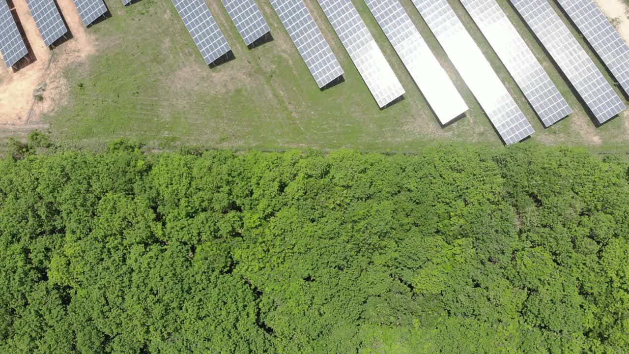 太阳能电池板鸟瞰图在电力工业。对环境可再生的绿色能源。太阳能替代能源的科学创新视频素材