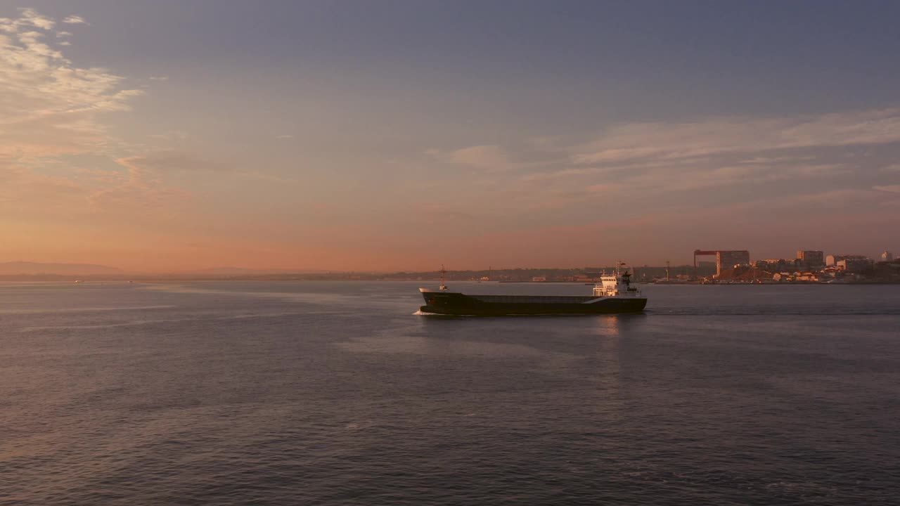 塔古斯(里约热内卢Tejo)。伊比利亚半岛最长的河流，
一条有很多活动和动物生活的河流。观光船和渡船沿着里斯本河岸。视频素材