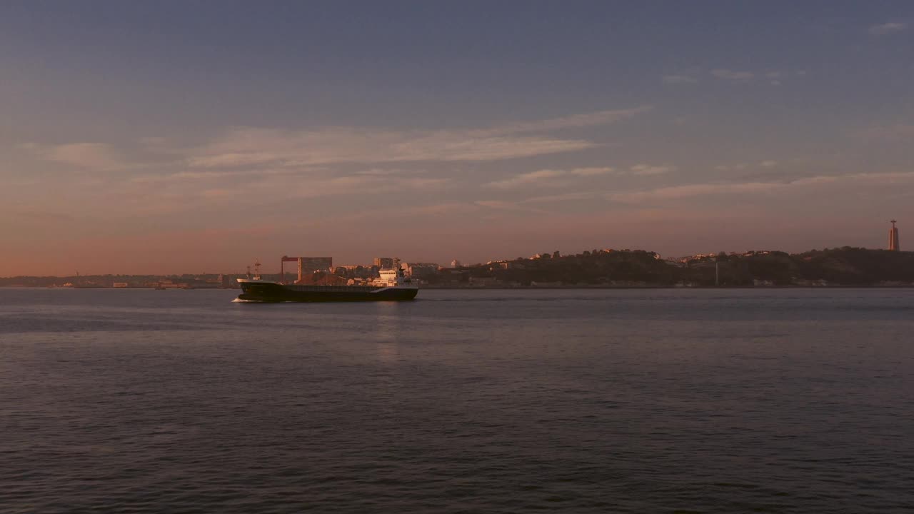 塔古斯(里约热内卢Tejo)。伊比利亚半岛最长的河流，
一条有很多活动和动物生活的河流。观光船和渡船沿着里斯本河岸。视频素材