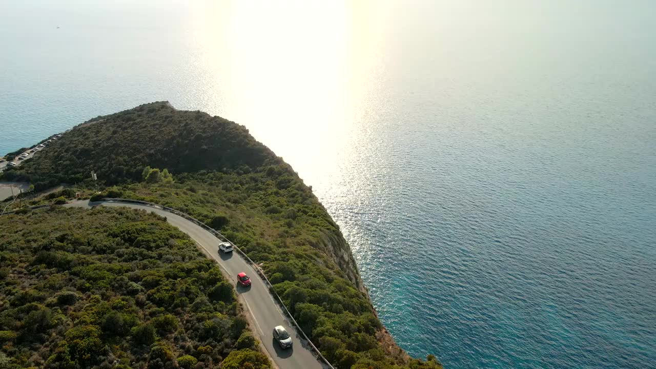 越野车行驶在希腊岛的山路上视频素材