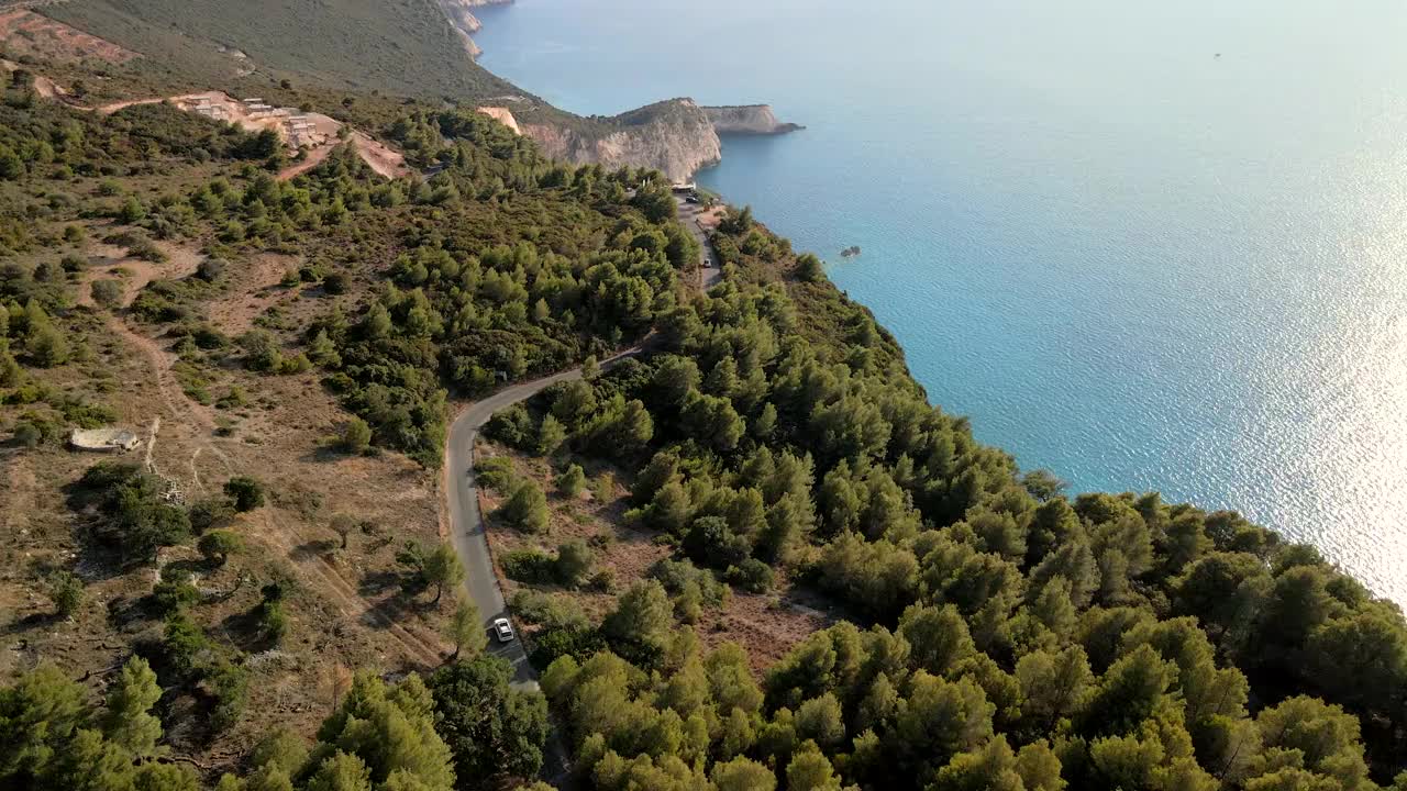 越野车行驶在希腊岛的山路上视频素材