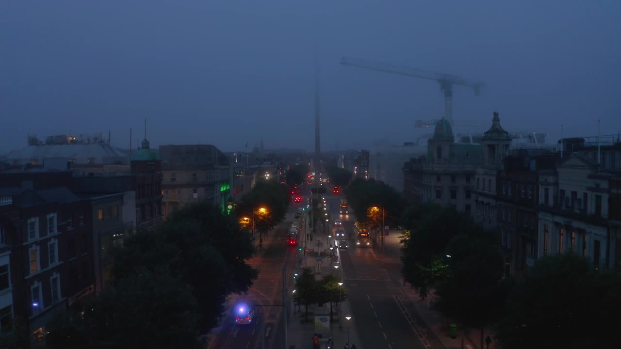 向前飞在城市的夜晚街道。警车上的警示灯在路上行驶。爱尔兰都柏林视频素材