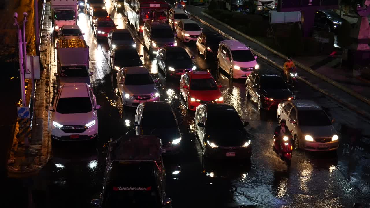 城市夜间交通堵塞视频素材