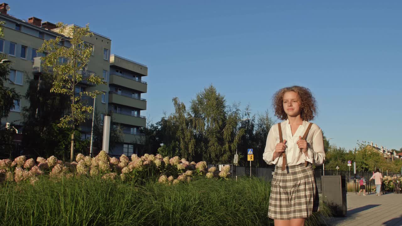 可爱的少女暑假后去上学。女孩微笑。回到学校视频素材