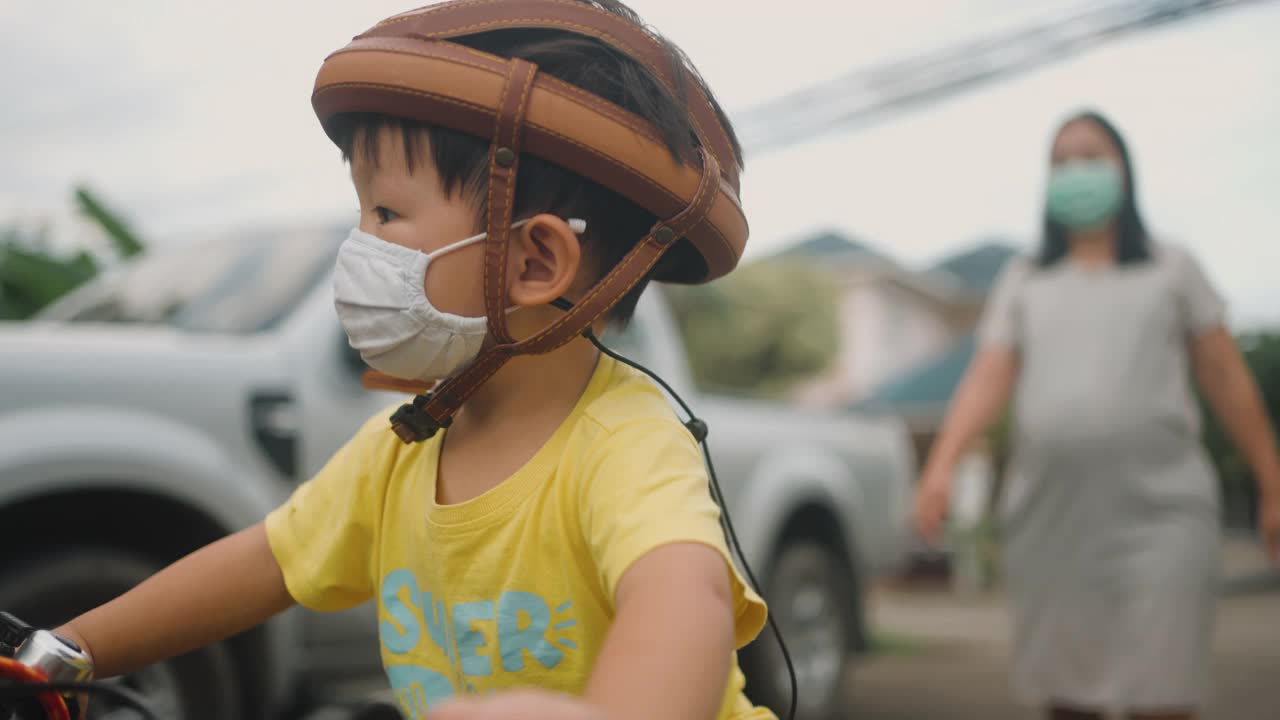 蹒跚学步的男孩正在学习骑自行车视频素材