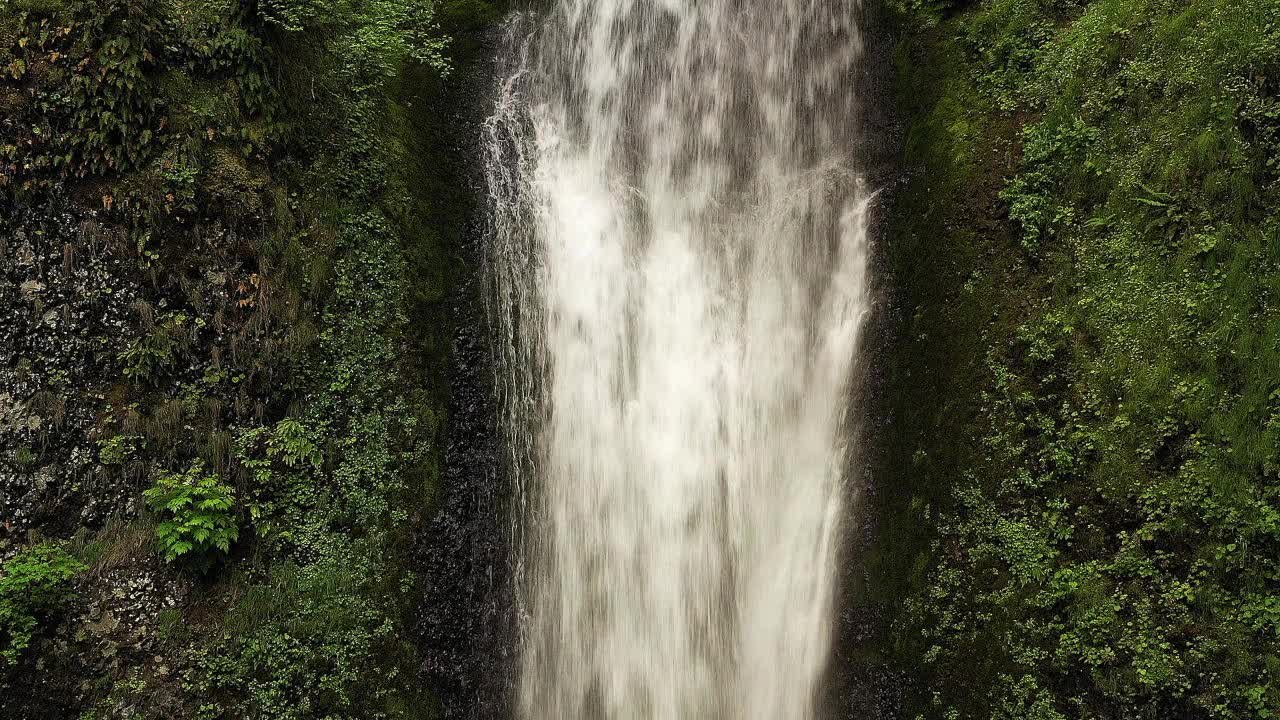 无人机拍摄Multnomah瀑布视频素材