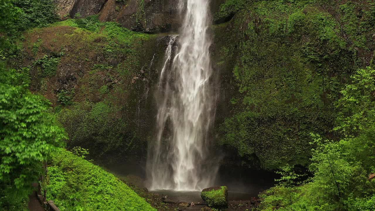 无人机拍摄Multnomah瀑布视频素材