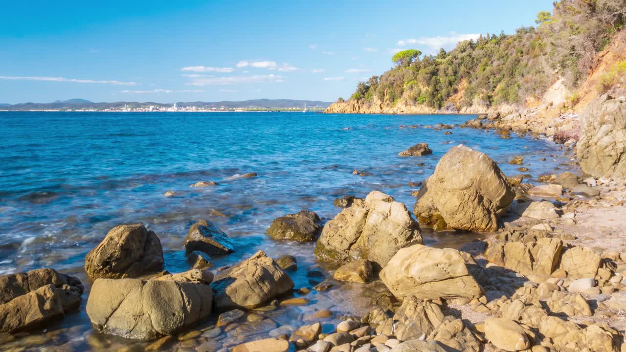 时光流逝:意大利托斯卡纳市卡拉维奥里纳空荡荡的海滩。岩石湾自然公园视频素材