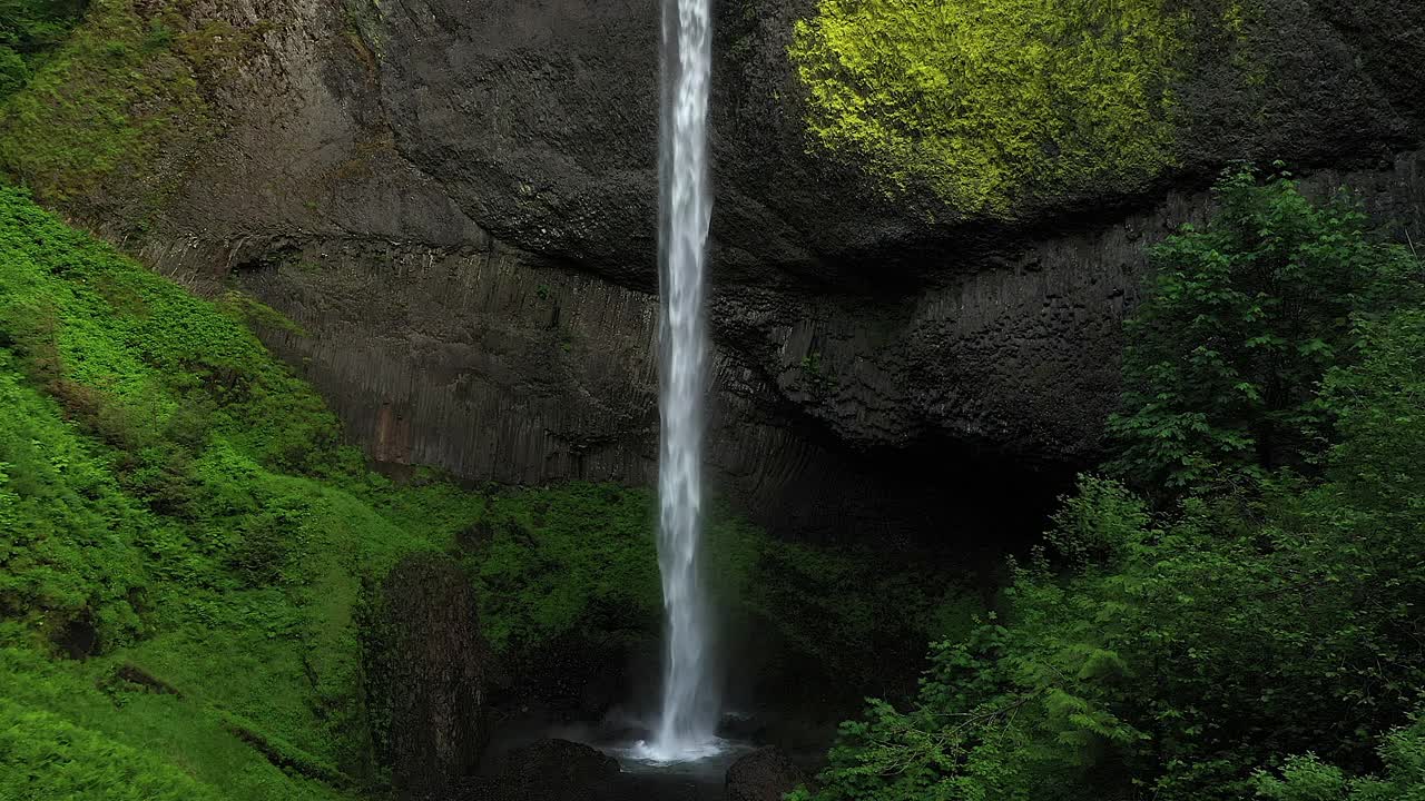 无人机拍摄新娘面纱瀑布视频素材