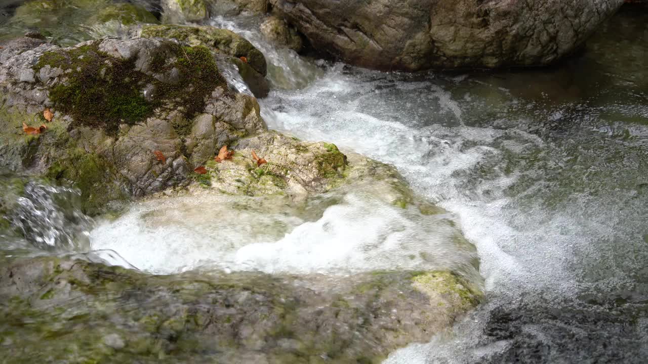 流水淙淙的山河穿过石头，一览无余。视频下载