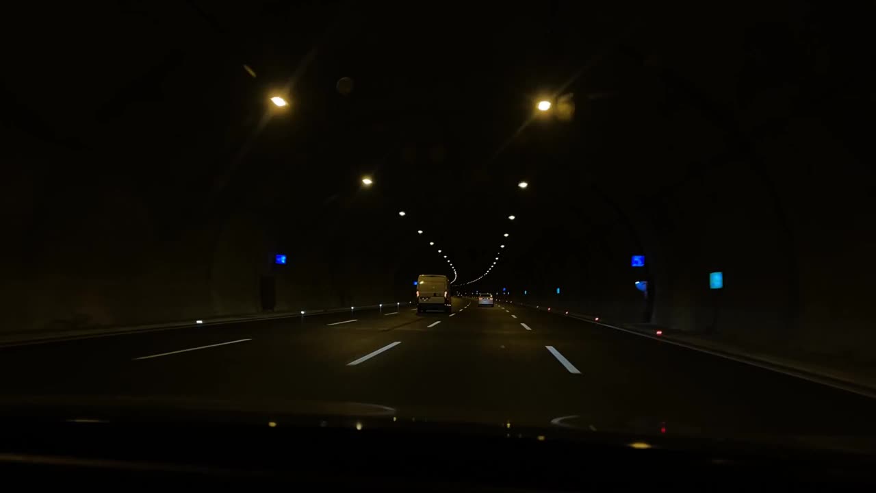 夜间在高速公路隧道中行驶的汽车视频素材