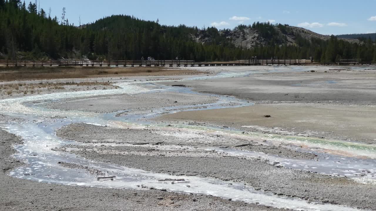 黄石国家公园间歇泉喷发时，水流形成溪流视频素材