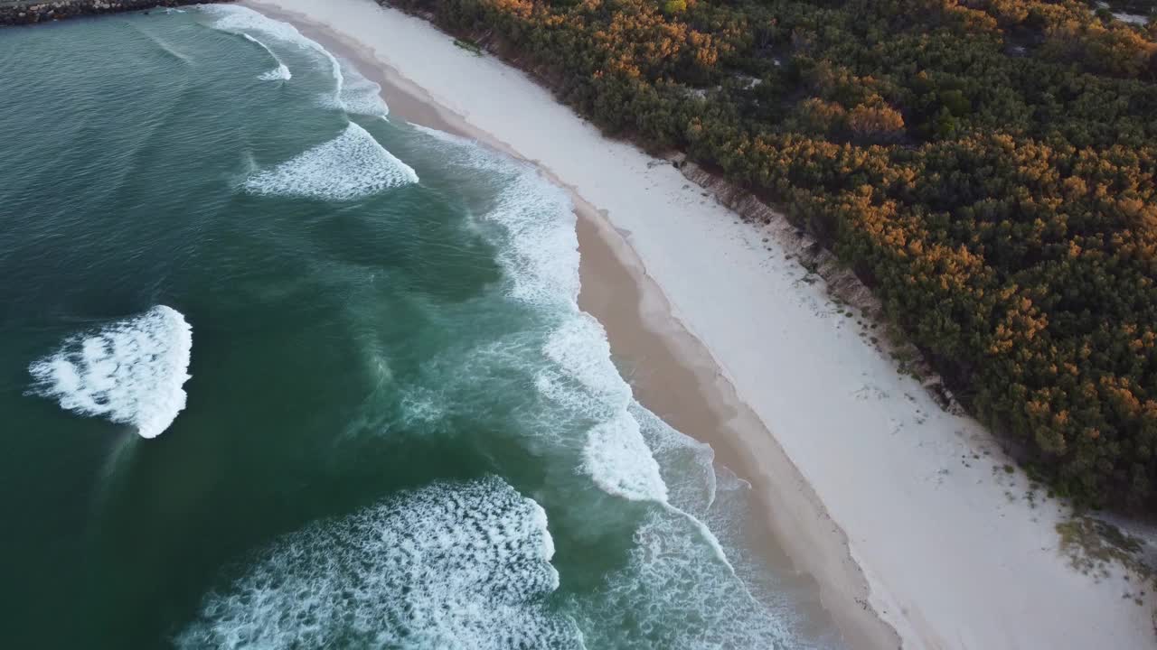 南斯特布鲁克岛和太平洋的冲浪海滩视频素材