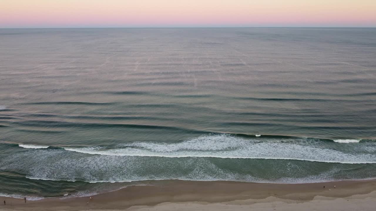 海滩，沙丘和海岸线的尖嘴，黄金海岸，澳大利亚视频素材