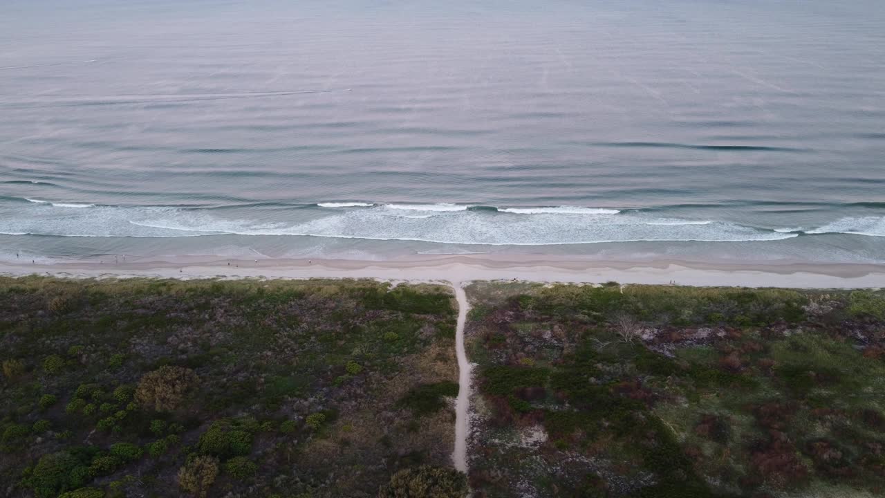 海滩，沙丘和海岸线的尖嘴，黄金海岸，澳大利亚视频素材