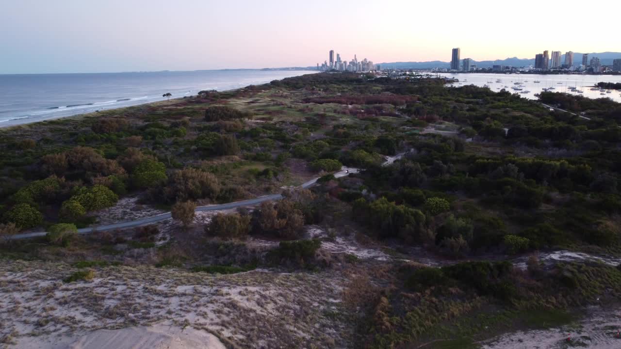 沙嘴，黄金海岸，澳大利亚黄昏的一个观点，冲浪者天堂视频素材