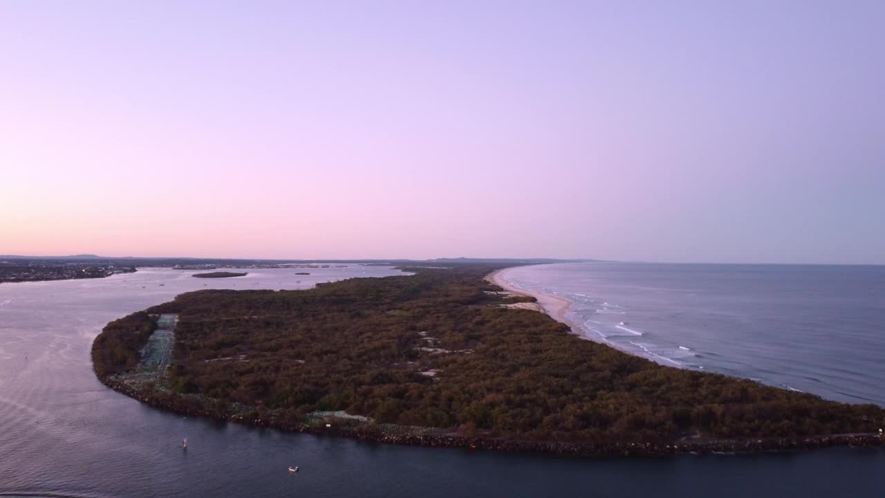 在澳大利亚黄金海岸的尖嘴群岛的保护水域，可以看到南斯特拉德布鲁克岛视频素材