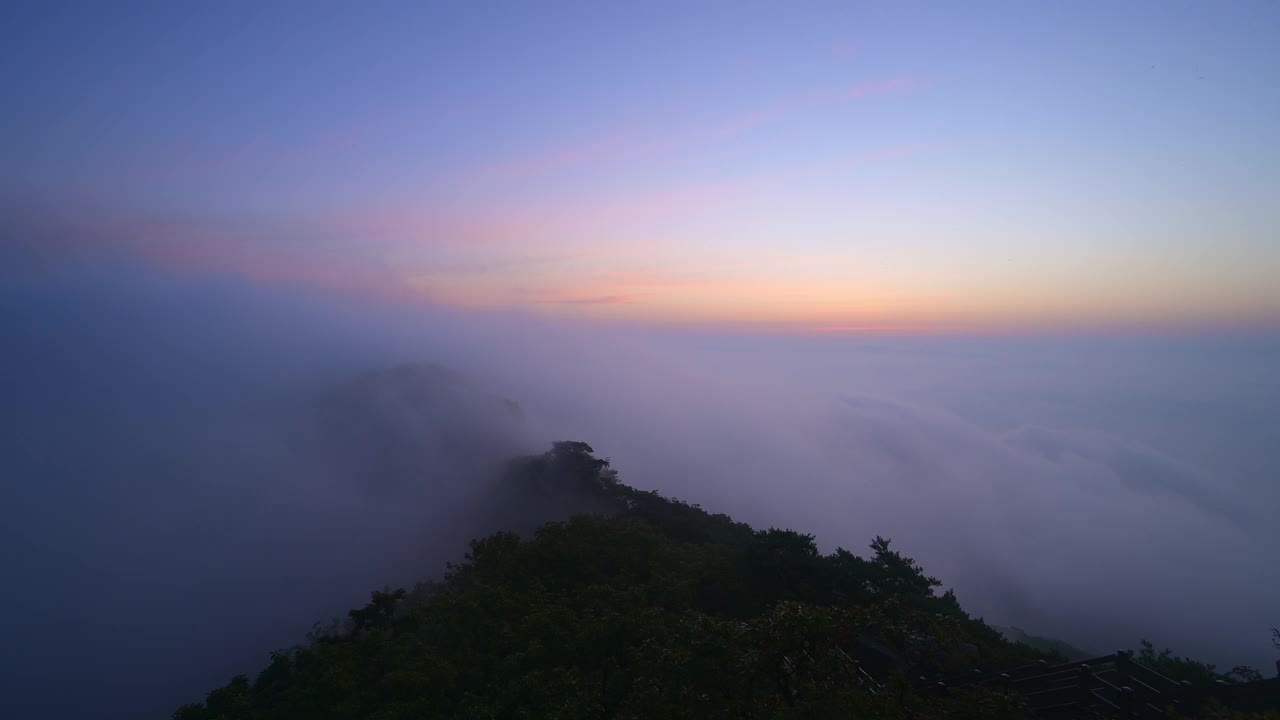 美丽的雾蒙蒙的山顶风景，日出前，韩国视频素材